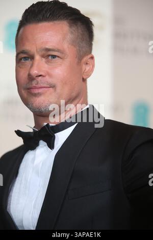 Schauspieler Brad Pitt posiert am 16. Februar 2014 im Royal Opera House in London im Pressesaal der 66. Jährlichen British Academy Film Awards aka BAFTAs Stockfoto