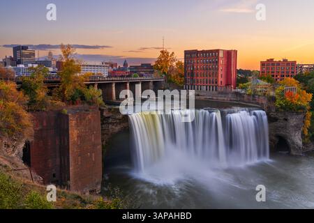 Rochester, New York, USA Downtown Skyline und Wasserfall von der Abenddämmerung bis in die Nacht. Stockfoto