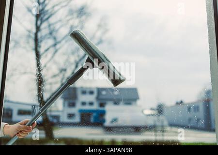 Glasreinigung mit Spezialchemikalien. Reinigungsservice in einem Hochhaus. Stockfoto