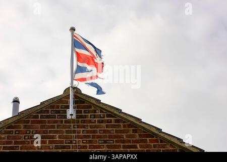 Zerrissene Union Jack Flag weht im Wind. Stockfoto