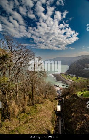 Die historische und unterhaltsame Touristenattraktion Lynton & Lynmouth Cliff Railway, North Devon, England. Kenntnisse, Fähigkeiten, Werte, Überzeugungen, Gewohnheiten, Stockfoto