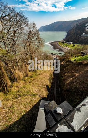 Die historische und unterhaltsame Touristenattraktion Lynton & Lynmouth Cliff Railway, North Devon, England. Kenntnisse, Fähigkeiten, Werte, Überzeugungen, Gewohnheiten, Stockfoto