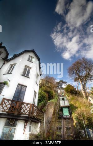 Die historische und unterhaltsame Touristenattraktion Lynton & Lynmouth Cliff Railway, North Devon, England. Kenntnisse, Fähigkeiten, Werte, Überzeugungen, Gewohnheiten, Stockfoto