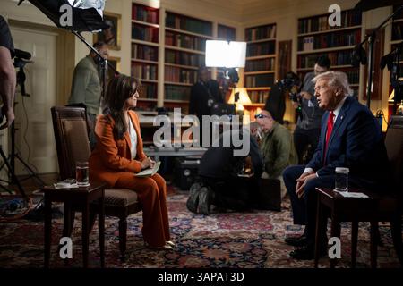 WASHINGTON DC, USA - 14. April 2025 - US-Präsident Donald Trump nimmt am Montag, 14. April, 2. April, zu einem Interview mit der Fox News-Journalistin Rachel Campos Duffy Teil Stockfoto