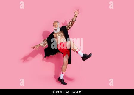 Ganzkörperporträt des Theaterspiels Schauspieler Leopard Bademantel Tanz leerer Raum isoliert auf rosa Hintergrund Stockfoto