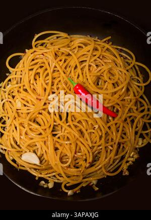 Spaghetti Aglio, Olio e Peperoncino – Eine klassische italienische Hitze Stockfoto