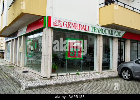 Fatima, Portugal - 15. April 2025: Außenansicht eines Eckgebäudes in Fatima, Portugal mit einem Büro der Generali Tranquilidade. Stockfoto
