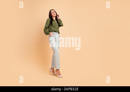 Elegante Frau in klassischem Outfit, die selbstbewusst in einem Innenbereich posiert und professionellen Stil und Raffinesse demonstriert Stockfoto