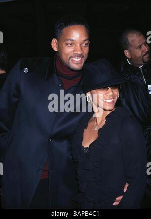1. JANUAR 2011 - K23709EG: BLACK HAWK DOWN PREMIERE. THE ACADEMY OF MOTION, BEVERLY HILLS, CA 18.12.2001. WILL SMITH UND JADA PINKETT SMITH. ED GELLER/ 2001(Bild: © Globe Photos/ZUMAPRESS.com) Stockfoto