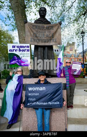 London, England, Großbritannien. April 2025. Der Oberste Gerichtshof des Vereinigten Königreichs wird heute ein Urteil im Fall for Women Scotland Ltd gegen die schottischen Minister erlassen. In diesem Fall geht es um die rechtliche Definition des Begriffs „Frau“ im Sinne des Equality Act von 2010 und um die Frage, ob Personen mit einem Gender Recognition Certificate (GRC) erfasst werden, das ihr Geschlecht als weiblich anerkennt. PIC; Unterstützer von for Women Scotland neben der Suffragette-Statue von Millicent Fawcett auf dem Parliament Square. Iain Masterton/Alamy Live News Stockfoto