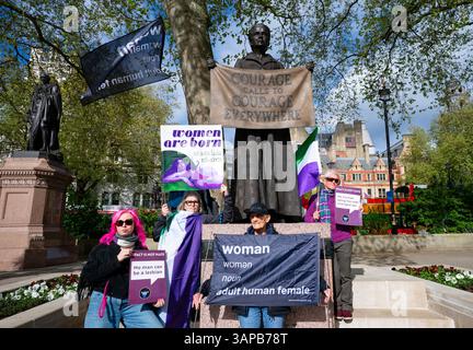 London, England, Großbritannien. April 2025. Der Oberste Gerichtshof des Vereinigten Königreichs wird heute ein Urteil im Fall for Women Scotland Ltd gegen die schottischen Minister erlassen. In diesem Fall geht es um die rechtliche Definition des Begriffs „Frau“ im Sinne des Equality Act von 2010 und um die Frage, ob Personen mit einem Gender Recognition Certificate (GRC) erfasst werden, das ihr Geschlecht als weiblich anerkennt. PIC; Unterstützer von for Women Scotland neben der Suffragette-Statue von Millicent Fawcett auf dem Parliament Square. Iain Masterton/Alamy Live News Stockfoto