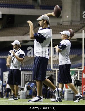 29. Juli 2011: San Antonio, TX, USA – Dallas Cowboys Quarterbacks Stephen McGee (7), Tony Romo, Center, und Jon Kitna, rechts, werfen Sie während des Trainingslagers im Alamo Dome in San Antonio, Texas, Freitag, 29. Juli 2011. (Bild: © Paul Moseley/Fort Worth Star-Telegram/MCT/ZUMAPRESS.com) Stockfoto