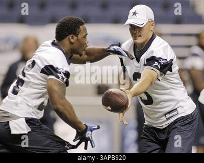 29. Juli 2011: San Antonio, Texas, USA - die Dallas Cowboys laufen zurück Phillip Tanner übergibt Quarterback Jon Kitna während des Trainingslagers im Alamo Dome in San Antonio, Texas, Freitag, 29. Juli 2011. (Bild: © Paul Moseley/Fort Worth Star-Telegram/MCT/ZUMAPRESS.com) Stockfoto