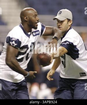 29. Juli 2011: San Antonio, TX, USA - die Dallas Cowboys laufen zurück Felix Jones übergibt Quarterback Tony Romo während des Trainingslagers im Alamo Dome in San Antonio, Texas, Freitag, 29. Juli 2011. (Bild: © Paul Moseley/Fort Worth Star-Telegram/MCT/ZUMAPRESS.com) Stockfoto