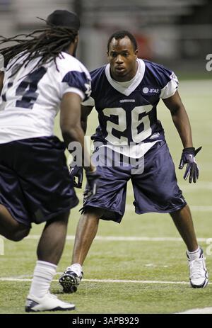 29. Juli 2011: San Antonio, Texas, USA – der Rookie Cornerback der Dallas Cowboys Josh Thomas (26) verteidigt den Rookie Wide Receiver Dwayne Harris während des Trainingslagers im Alamo Dome in San Antonio, Texas, Freitag, 29. Juli 2011. (Bild: © Paul Moseley/Fort Worth Star-Telegram/MCT/ZUMAPRESS.com) Stockfoto