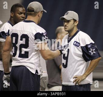 29. Juli 2011 – San Antonio, USA – Dallas Cowboyts Tight End Jason Witten (82) spricht mit Quarterback Tony Romo (9) während des Cowboys Trainingslagers im Alamo Dome in San Antonio, Texas, Freitag, 29. Juli 2011. (Bild: © Paul Moseley/Fort Worth Star-Telegram/MCT/ZUMAPRESS.com) Stockfoto