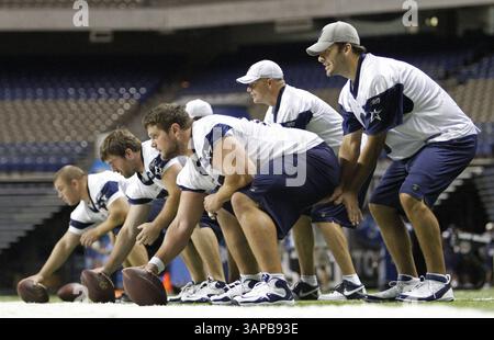 29. Juli 2011 - San Antonio, TX, USA - die Dallas Cowboys-Zentren Kevin Kowalski (60), Bill Nagy (61) und Phil Costa (67) üben beim Training Camp im Alamo Dome in San Antonio, Texas, Freitag, 29. Juli 2011, das Schnappen mit QuarterbacksStephen McGee (hinten versteckt), 3 Jon Kitna (3) und Tony Romo (9). (Bild: © Paul Moseley/Fort Worth Star-Telegram/MCT/ZUMAPRESS.com) Stockfoto