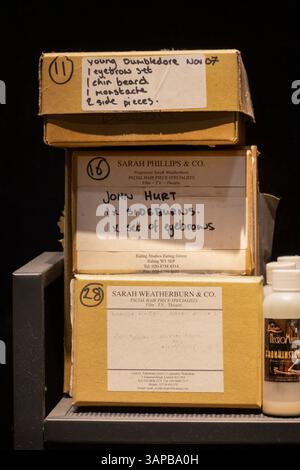 Make-up-Accessoires für Young Dumbledore, John Hurt und Gary Oldman. Für die Harry-Potter-Filme im Warner Bros Studio, London, Großbritannien. Stockfoto