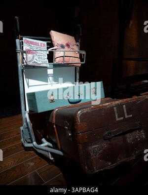 Gepäck auf einem Wagen an Bahnsteig 9¾, The Making of Harry Potter, Warner Bros Studio, London, UK Stockfoto