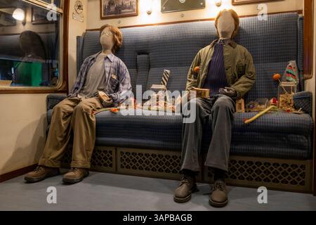 Models von Harry Potter und Ron Weasley im Zugwagen in Harry Potter World, Warner Brothers Studio, London, Großbritannien Stockfoto