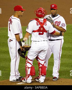 19. August 2011 - Washington, DC, USA - Washington Nationals Starting Pitcher Livan Hernandez (61), rechts, spricht mit dem Fänger Wilson Ramos (3) und dem Shortstop Ian Desmond (6), nachdem er während des dritten Inning im Nationals Park in Washington, D. mehrere Hits an die Philadelphia Phillies abgegeben hatte C, Freitag, 19. August 2011. (Bild: © Harry E. Walker/MCT/MCT/ZUMAPRESS.com) Stockfoto