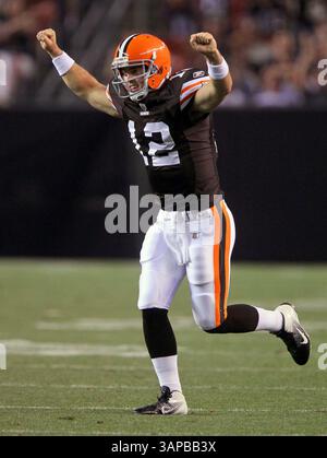 19. August 2011 – Cleveland, OH, USA – Cleveland Browns Quarterback Colt McCoy feiert am Freitag, den 19. August 2011, seinen Touchdown-Pass gegen die Detroit Lions im Cleveland Browns Stadium in Cleveland, Ohio. (Bild: © Phil Masturzo/Akron Beacon Journal/MCT/ZUMAPRESS.com) Stockfoto