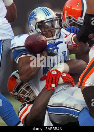 19. August 2011 - Cleveland, Ohio, USA - die Detroit Lions laufen zurück JAHVID fummelt den Ball, während D'QUELL JACKSON (R) und ein weiterer Verteidiger der Cleveland Browns im ersten Viertel im Cleveland Browns Stadium niedergeschlagen wird. (Bild: © Phil Masturzo/Akron Beacon Journal/MCT/ZUMAPRESS.com) Stockfoto