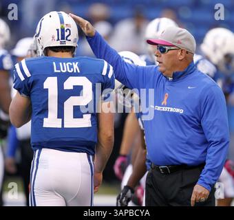 20. August 2011 - Indianapolis, IN, USA - Indianapolis Colts der stellvertretende Cheftrainer Bruce Arians schlägt Indianapolis Colts Quarterback Andrew Luck (12) vor dem Spielbeginn am Sonntag, den 21. Oktober 2012, in Indianapolis, Indiana, auf den Kopf. (Bild: © Sam Riche/MCT/ZUMAPRESS.com) Stockfoto