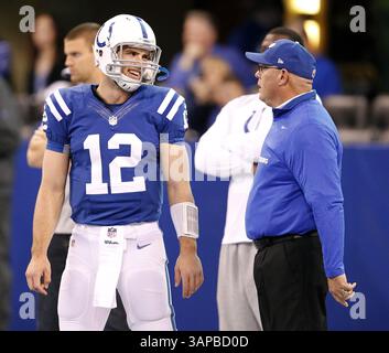 20. August 2011 - Indianapolis, IN, USA - der amtierende Colts-Cheftrainer Bruce Arians spricht mit dem Indianapolis Colts Quarterback Andrew Luck (12) vor dem Spiel am Sonntag, den 25. November 2012, in Indianapolis, Indiana. Die Colts gewannen das Spiel mit 20:13. (Bild: © Sam Riche/MCT/ZUMAPRESS.com) Stockfoto