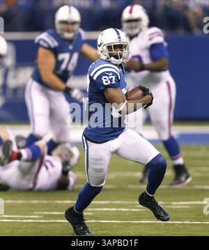 20. August 2011 - Indianapolis, IN, USA - Indianapolis Colts Wide Receiver Reggie Wayne (87) sucht nach mehr Yards nach dieser zweiten Halbzeit gegen Buffalo Bills Strong Safety George Wilson (37) am Sonntag, 25. November 2012, in Indianapolis, Indiana. Die Colts gewannen das Spiel mit 20:13. (Bild: © Sam Riche/MCT/ZUMAPRESS.com) Stockfoto