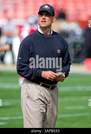 20. August 2011: Jim Harbaugh, neuer Cheftrainer der San Francisco 49ers vor dem NFL-Football-Spiel zwischen den San Francisco 49ers und den Oakland Raiders im Candlestick Park in San Francisco, CA. Die 49ers führen die Raiders mit 3:0 Halbzeit an. â© Damon Tarver/Cal Sport Media(Kreditbild: © Damon Tarver/Cal Sport Media/ZUMAPRESS.com) Stockfoto
