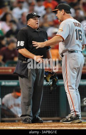 August 2011 . Bruce Bochy #16, Manager der San Francisco Giants, argumentiert einen Anruf während des MLB-Spiels zwischen den San Francisco Giants und den Houston Astros im Minute Maid Park in Houston Texas..Giants gewinnen 6-4 in 11 Innings..Manny Flores/CSM(Credit Image: â© Manny Flores/Cal Sport Media/ZUMAPRESS.com)(Credit Bild: © Manny Flores/Cal Sport Media/ZUMAPRESS.com) Stockfoto