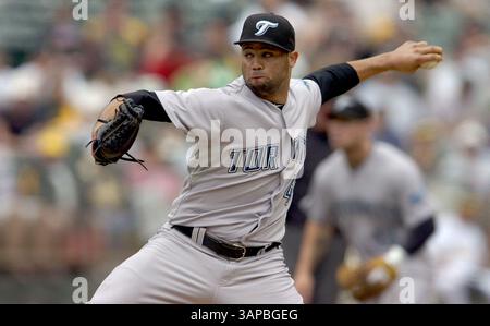 21. August 2011 - Oakland, CA, USA - Toronto Blue Jays Starthörer Luis Perez schloss am Sonntag, den 21. August 2011 die Oakland Athletics im O.Co Coliseum in Oakland, Kalifornien, aus. Die Blue Jays haben mit 1:0 gewonnen. (Kreditbild: © Susan Tripp Pollard/Contra Costa Times/MCT/ZUMAPRESS.com) Stockfoto