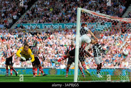 Steven Taylor (C) von Newcastle United erzielte sein erstes Tor während des Premier League-Fußballspiels zwischen Sunderland AFC und Newcastle United am 20. August 2011 im Stadium of Light in Newcastle upon Tyne. Foto: SPORTIMAGE/RICHARD LEE..Barclays Premier League..Sunderland V Newcastle United..20. August 2011.(Bild: © Richard Lee/Sportimage/Cal Sport Media)(Bild: © Richard Lee/Cal Sport Media/ZUMAPRESS.com) Stockfoto