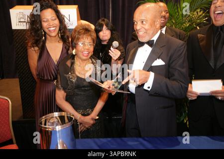 12. November 2005 - Detroit, MI, USA - in diesem Aktenfoto vom 12. November 2005 legten Esther Gordy Edwards, Center, ihre Enkelin Elesha Cherry, und Sohn Berry Gordy Gegenstände in eine Time Capsule während einer Zeremonie, bevor sie an der Motown Forever Gala im Detroit Marriott-Renaissance Center in Detroit teilnahmen. Edwards starb am 24. August 2011 in Detroit. Sie war 91. (Bild: © William Archie/Detroit Free Press/MCT/ZUMAPRESS.com) Stockfoto
