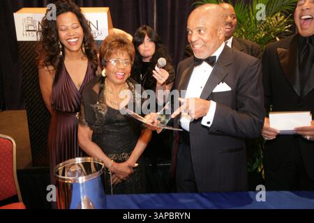 12. November 2005 - Detroit, MI, USA - in diesem Aktenfoto vom 12. November 2005 legten Esther Gordy Edwards, Center, ihre Enkelin Elesha Cherry, und Bruder Berry Gordy Jr. Gegenstände in eine Time Capsule während einer Zeremonie, bevor sie an der Gala "Motown Forever" im Detroit Marriott-Renaissance Center in Detroit teilnahmen. Edwards starb am 24. August 2011 in Detroit. Sie war 91. (Bild: © William Archie/Detroit Free Press/MCT/ZUMAPRESS.com) Stockfoto
