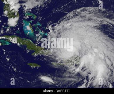23. August 2011 - Bahamas - GOES-13 Satellitenbild Hurrikan Irene nähert sich den Bahamas um 1932 UTC (15:32 Uhr EDT). Auf diesem Bild war kein Auge zu sehen, aber das Ausmaß von Irenes großer Wolkendecke ist vom Osten Kubas über Hispaniola zu sehen. (Kreditbild: © NASA/NOAA GOES Project/ZUMAPRESS.com) Stockfoto