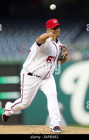 24. August 2011 - Washington, DC, USA - der Pitcher Livan Hernandez (61) der Washington Nationals Starting Pitcher liefert im ersten Inning im Nationals Park in Washington, D. ein Pitch gegen die Arizona Diamondbacks C, Mittwoch, 24. August 2011. (Bild: © Harry E. Walker/MCT/MCT/ZUMAPRESS.com) Stockfoto