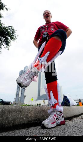 8. Juli 2011 - Cape Canaveral, Florida, USA - Pädagogin BETHANY MCCABE posiert mit ihren Space Shuttle Socken vor dem Fahrzeugmontagegebäude, bevor das Space Shuttle Atlantis am Freitag in Cape Canaveral, Florida, vom Startplatz 39-A zum endgültigen Start der Shuttle-Ära im Kennedy Space Center abhebt. Atlantis fliegt zu einer geplanten 12-tägigen Mission zur Internationalen Raumstation, die das Shuttle-Programm nach 135 Missionen beendet. (Bild: &#169; David Manning/ZUMAPRESS.com) Stockfoto