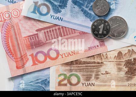 Viele verschiedene chinesische Yuan-Banknoten. Chinesische Papierwährung Yuan Renminbi Banknoten und Münzen als Hintergrund. Stockfoto