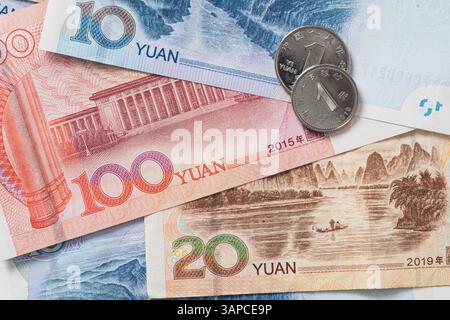 Viele verschiedene chinesische Yuan-Banknoten. Chinesische Papierwährung Yuan Renminbi Banknoten und Münzen als Hintergrund. Stockfoto