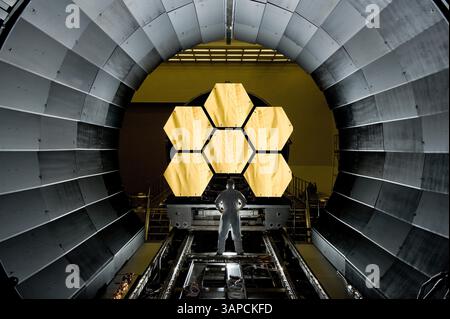15. April 2011 - Huntsville, Alabama, USA - NASA-Ingenieur Ernie Wright sieht zu, wie die ersten sechs flugbereiten Hauptspiegelsegmente des James Webb Space Telescope vorbereitet werden, um mit den letzten kryogenen Tests im Marshall Space Flight Center der NASA zu beginnen. Dies stellt die ersten sechs von 18 Segmenten dar, die den Hauptspiegel des James Webb Space Telescope der NASA für Weltraumbeobachtungen bilden werden. Die Ingenieure begannen mit abschließenden kryogenen Tests rund um die Uhr, um zu bestätigen, dass die Spiegel wie erwartet auf die extremen Raumtemperaturen reagieren werden, bevor sie in die permanente Gehäusestruktur des Teleskops integriert werden. ( Stockfoto