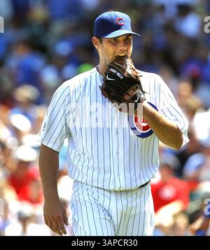 7. August 2011 – Chicago, IL, USA – Chicago Cubs Starting Pitcher Randy Wells (36) geht am Sonntag, den 7. August 2011 in Chicago, Illinois, zum Dugout, nachdem er im zweiten Inning gegen die Cincinnati Reds im Wrigley Field in Chicago, Illinois, den letzten Platz gespielt hat. Die Roten besiegten die Cubs mit 8:7. (Bild: © Jose M. Osorio/Chicago Tribune/MCT/ZUMAPRESS.com) Stockfoto