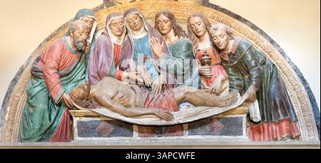 FLORENZ, ITALIEN - 19. MÄRZ 2025: Die aus der Renaissance stammende Skulpturengruppe (Terrakotta) der Beerdigung Jesu in der Kirche Chiesa di San Salvatore al Monte Stockfoto