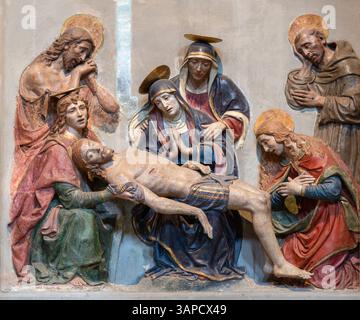FLORENZ, ITALIEN - 19. MÄRZ 2025: Die Renaissance-Skulpturengruppe (Terrakotta) von Deposition - Pieta in der Kirche Chiesa di San Salvatore al Monte Stockfoto