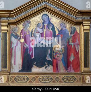 FLORENZ, ITALIEN - 19. MÄRZ 2025: Das Renaissance-Gemälde der Madonna unter den Heiligen in der Kirche Chiesa di San Salvatore al Monte Stockfoto