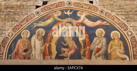 FLORENZ, ITALIEN - 19. MÄRZ 2025: Das mnedimittelalterliche Fresko der Madonna (Königin) unter den Sanits in der Basilika San Miniato al Monte Stockfoto