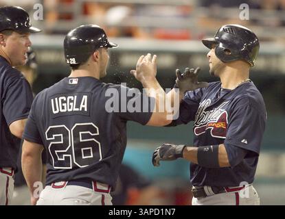 8. August 2011 - Miami Gardens, FL, USA - Atlanta Braves' Chipper Jones, ganz links, und Dan Uggla (26) begrüßen Alex Gonzalez, rechts nach seinem dreimaligen homer im fünften Inning gegen die Florida Marlins am Montag, 8. August 2011 im Sun Life Stadium in Miami Gardens, Florida. (Bild: © Joe Rimkus Jr/Miami Herald/MCT/ZUMAPRESS.com) Stockfoto