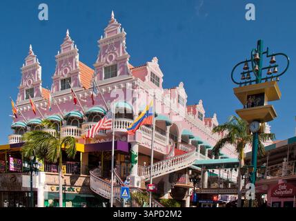 Januar 2010 - Oranjestad, Aruba - die hellrosa und blauen Gebäude des Einkaufskomplexes Royal Plaza Mall sind typisch holländischer Kolonialarchitektur. Neben Oranjestads Kreuzfahrtschiff-Anlegestelle erstreckt es sich über einen ganzen Block der Stadt, seine gehobenen Geschäfte und Restaurants sind ein beliebtes Touristenziel. (Bild: © Arnold Drapkin/ZUMAPRESS.com) Stockfoto