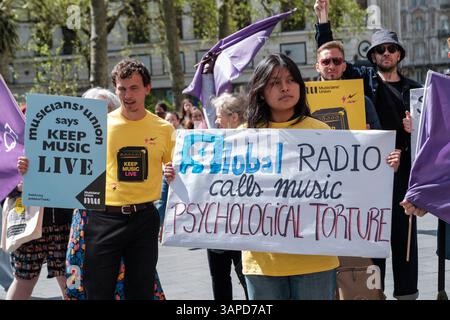 London, Großbritannien. April 2025. Musicians Union und London Street Performers protestieren gegen Global Radio, als Westminster Council das Verbot von Street Performances und Busking auf Spots am Leicester Square befürwortet, da sie es als „lästig“ für ihre Büros ansehen, London, Großbritannien, 16.04.25, Ehimetalor Unuabona/Alamy Live News Stockfoto